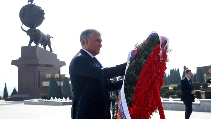В. Volodin laid a wreath at the Turkmen "People's Memory" memorial
