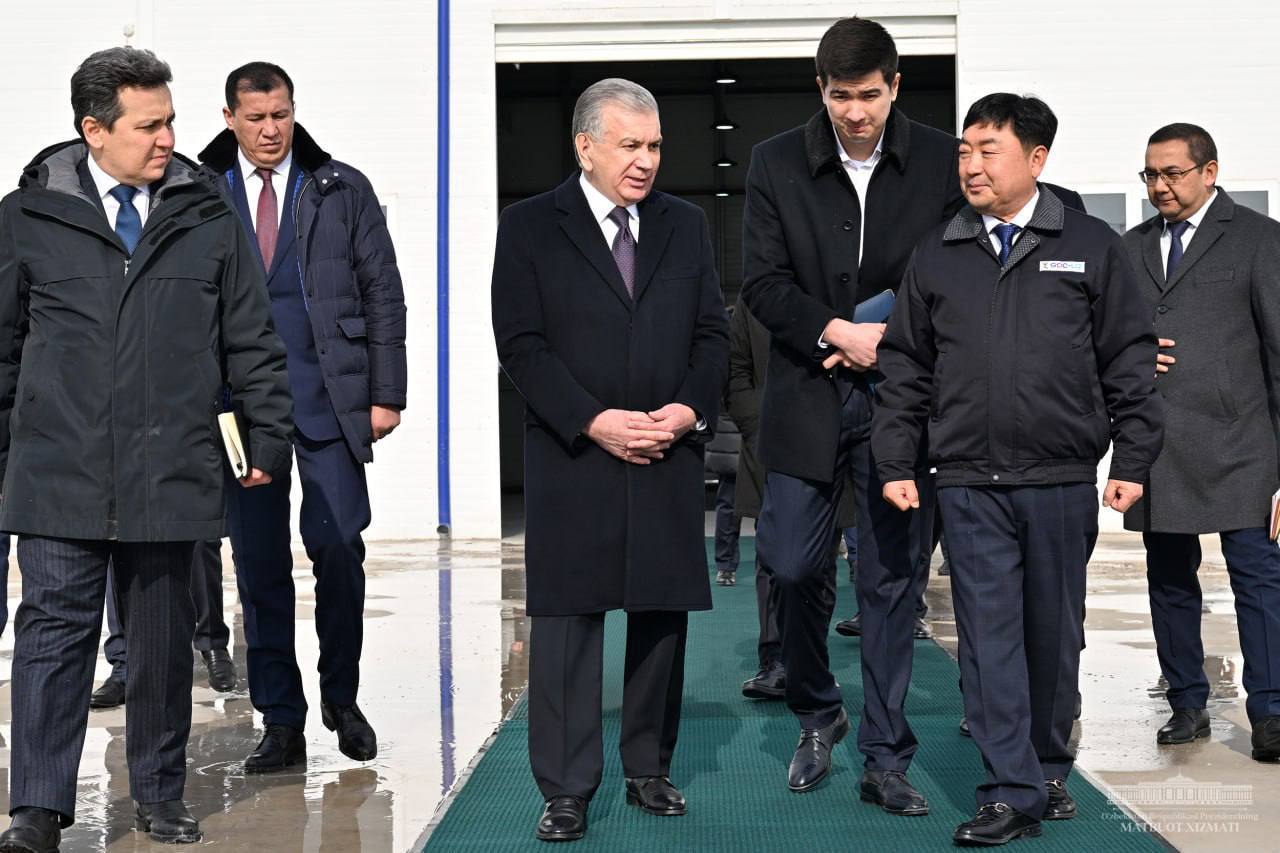 Shavkat Mirziyoyev visits industrial enterprises launched in Jizzakh