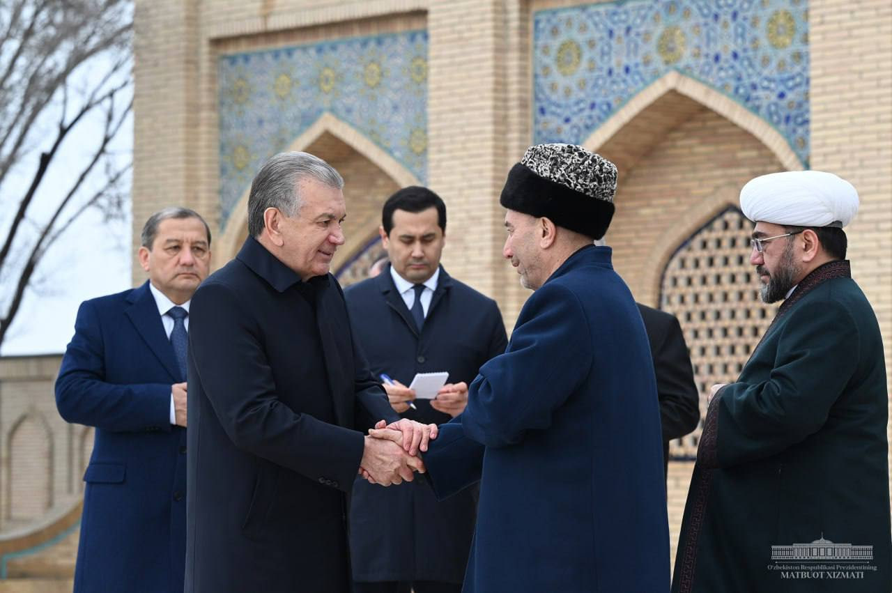 Shavkat Mirziyoyev started his trip to Bukhara region with a visit to the mausoleum of Bahouddin Naqshband