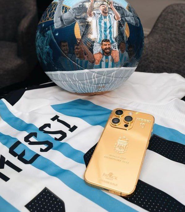 An expensive gift from Messi: 35 golden iPhones!