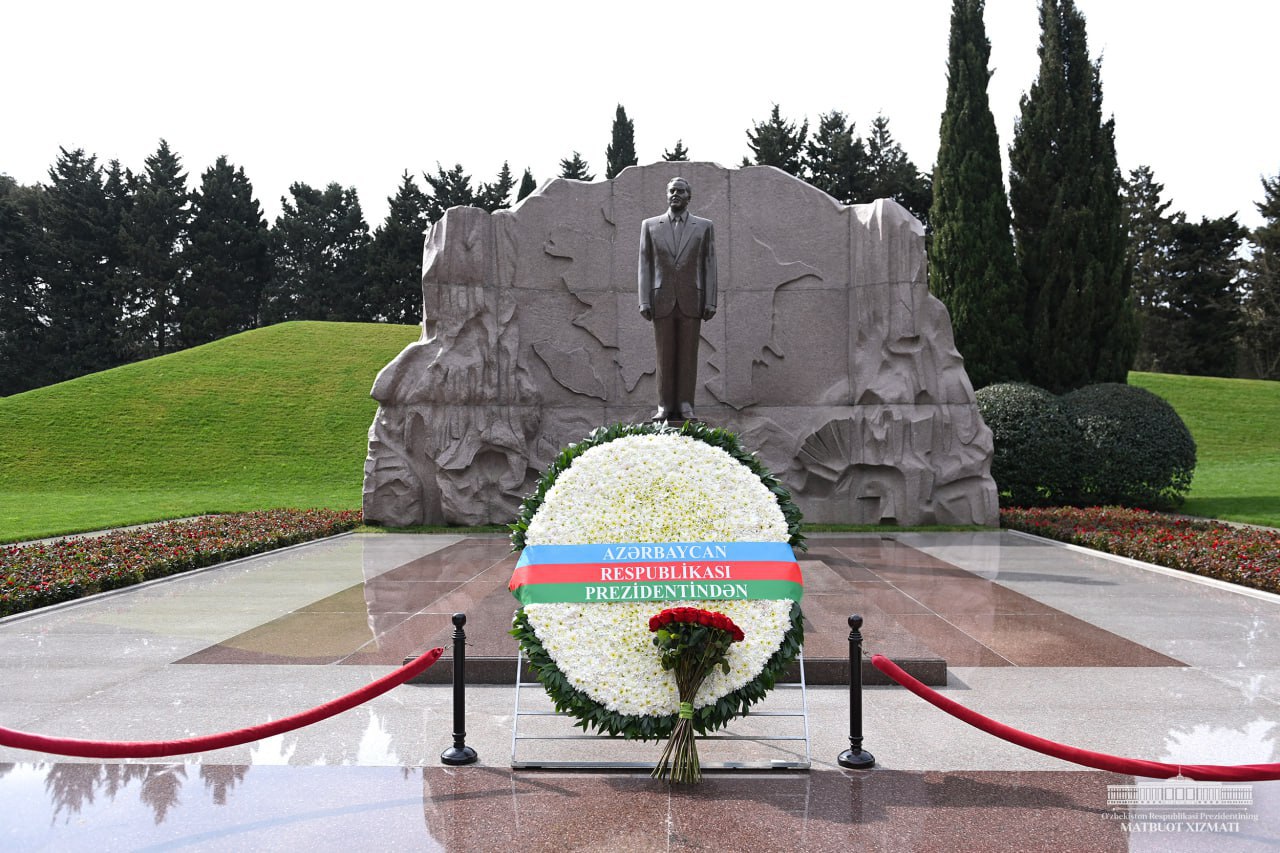 Shavkat Mirziyoyev honors the memory of Heydar Aliyev