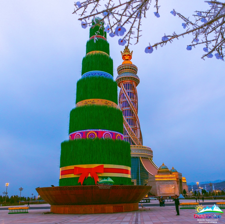 On the square "Istiqlol" of Dushanbe there is a dish with sumanak growths