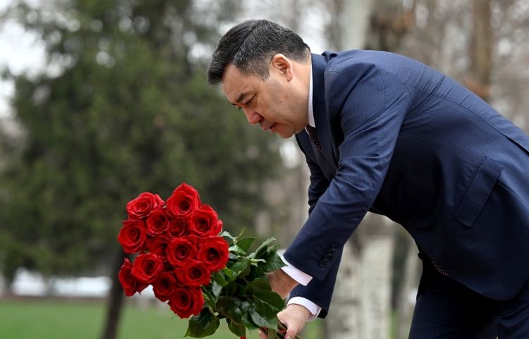 Sadyr Zhaparov laid flowers at the monument to the memory of those who died for the freedom of the people