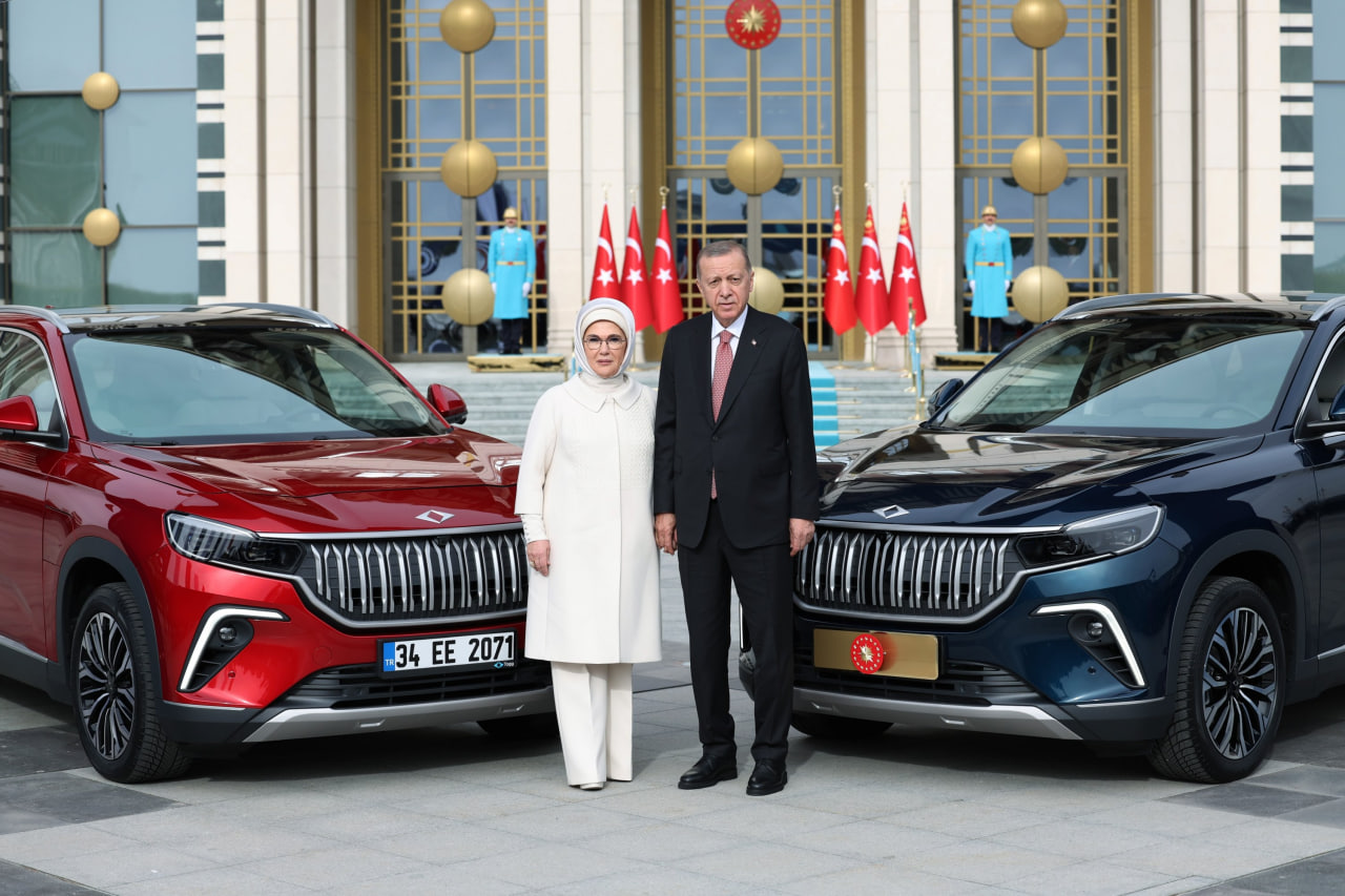 Erdoğan presents Mirziyoyev with a Turkish Togg electric car