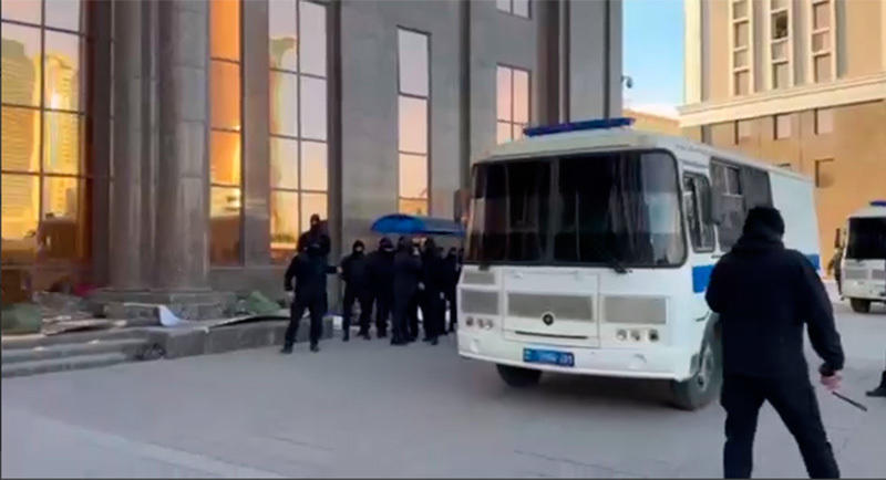 Dozens of oil workers detained near the building of the Ministry of Energy in Astana