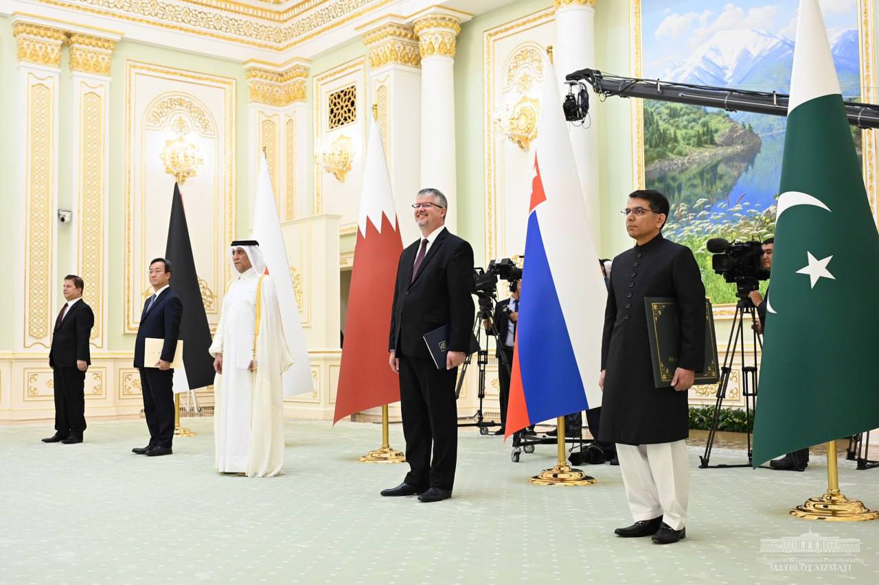 Shavkat Mirziyoyev bir qator xorijiy davlat elchilaridan ishonch yorliqlarini qabul qilib oldi