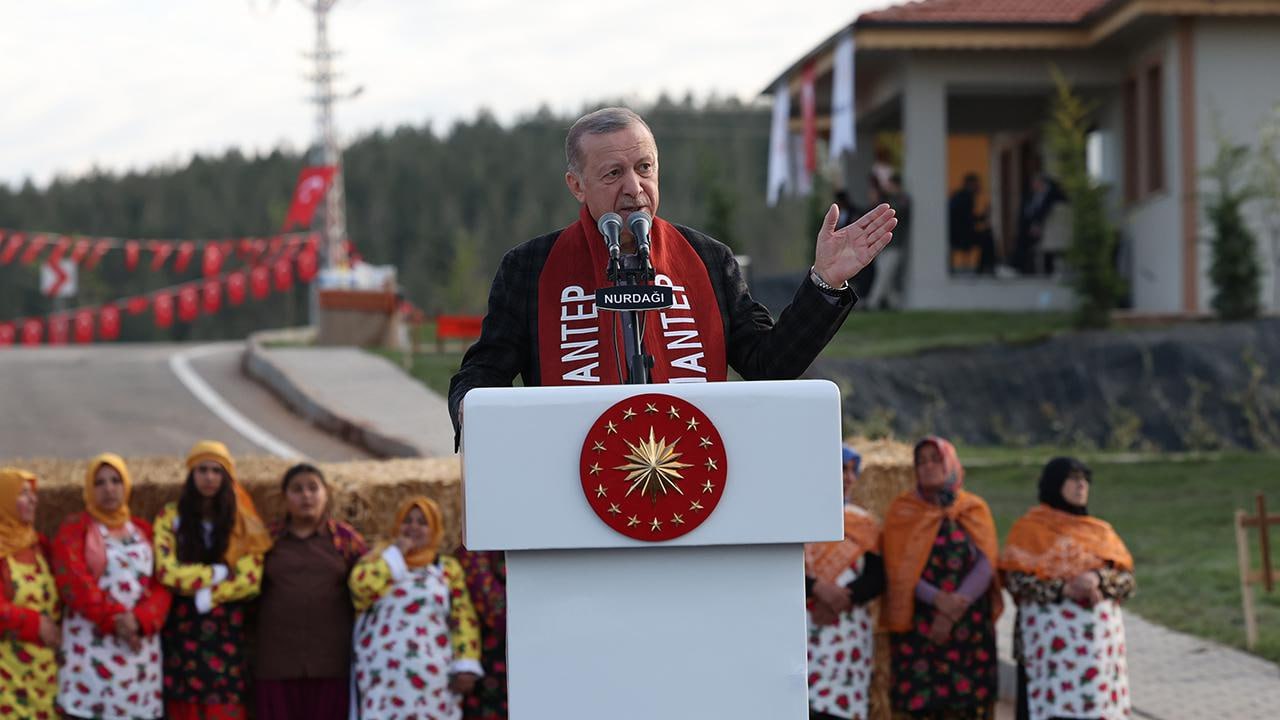 Erdogan handed over the keys of new houses to the victims of the earthquake