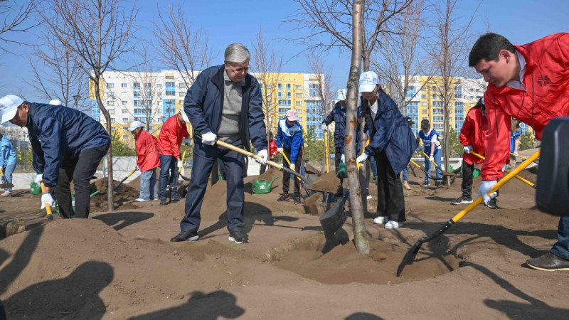 Tokayev planted a tree with students and volunteers in the Hashar on Astana