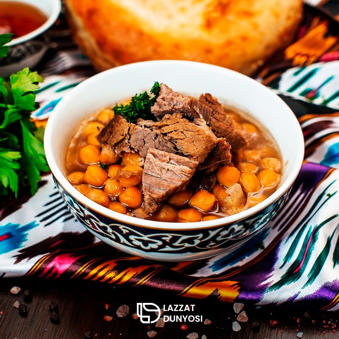 Peas are a delicious and favorite dish of many people. To prepare it, you will need peas, meat, lamb shank, vegetable oil, carrots, onions and spices.