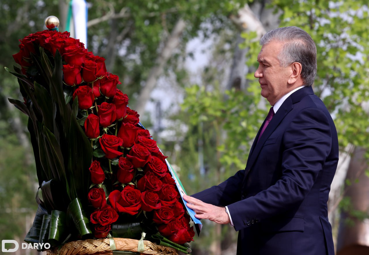 Shavkat Mirziyoyev laid a wreath at the "Hymn of Courage" memorial complex