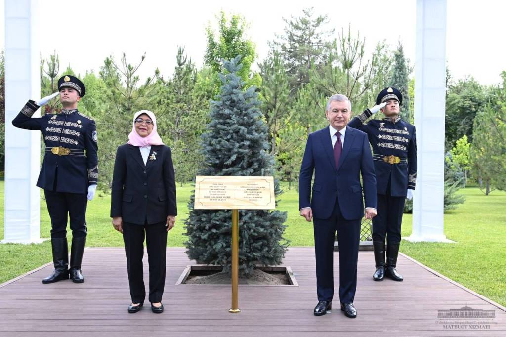 Uzbekistan, Singapore Presidents plant a tree on the Alley of Honored Guests