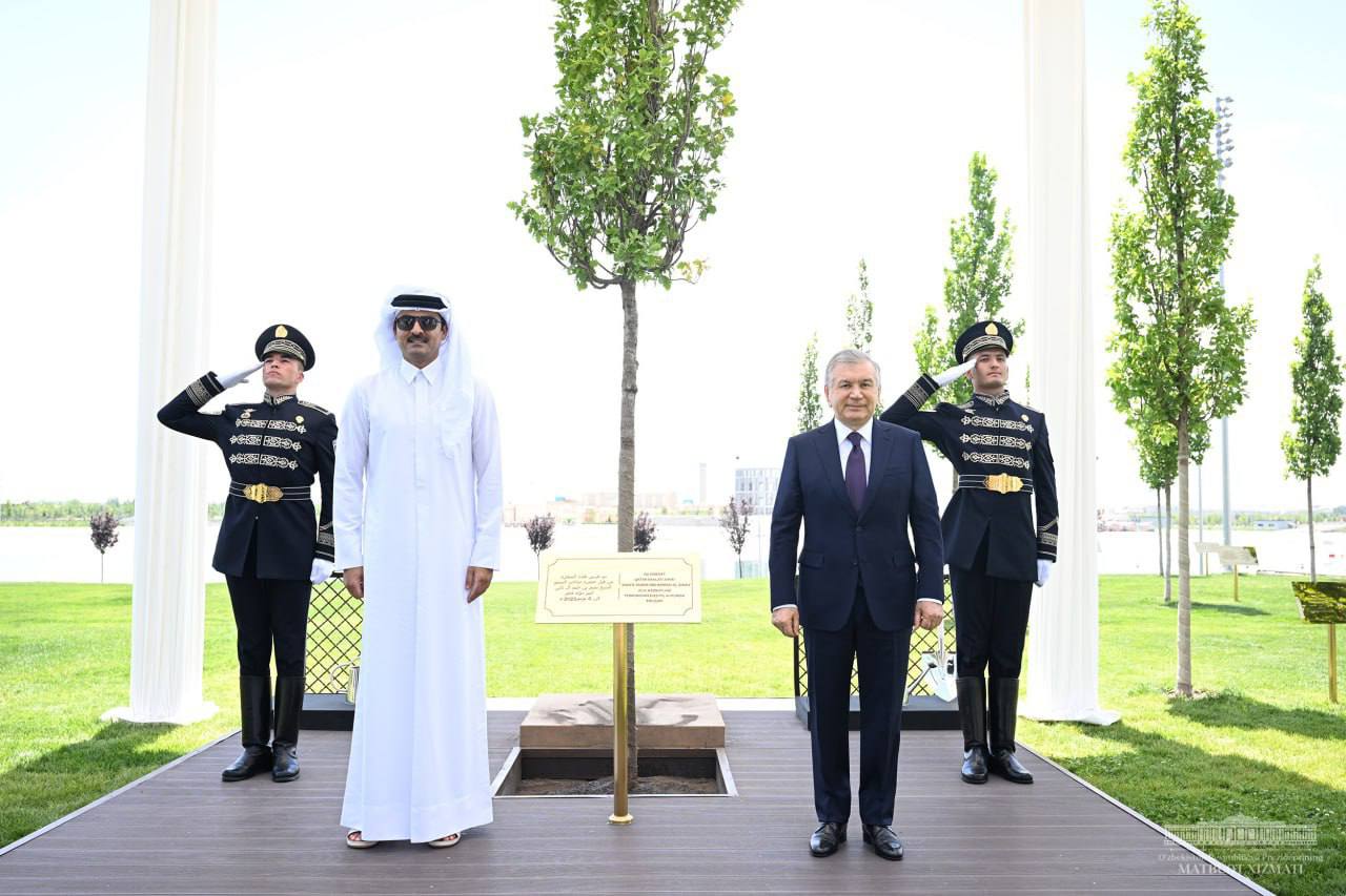 Together with Shavkat Mirziyoyev and Tamim bin Hamad Al Soni, they planted a tree
