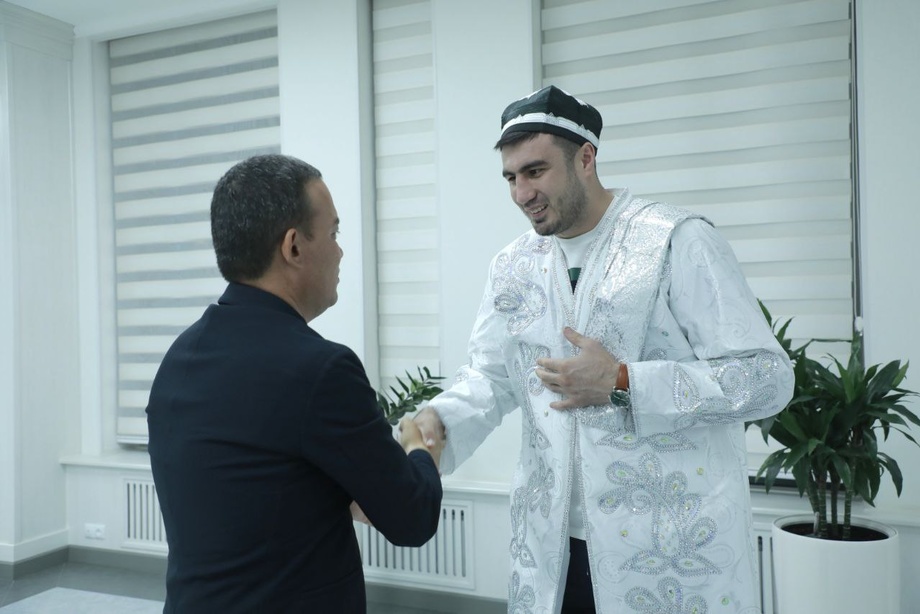 Hokim Bahodir Jalolovga uy sovg‘a qildi