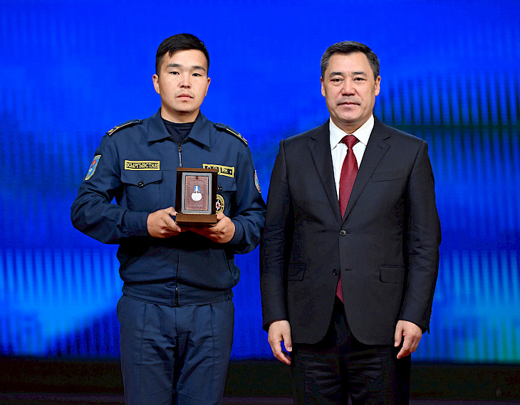 President Sadr Japarov presented state awards of the Kyrgyz Republic to the saviors of the country