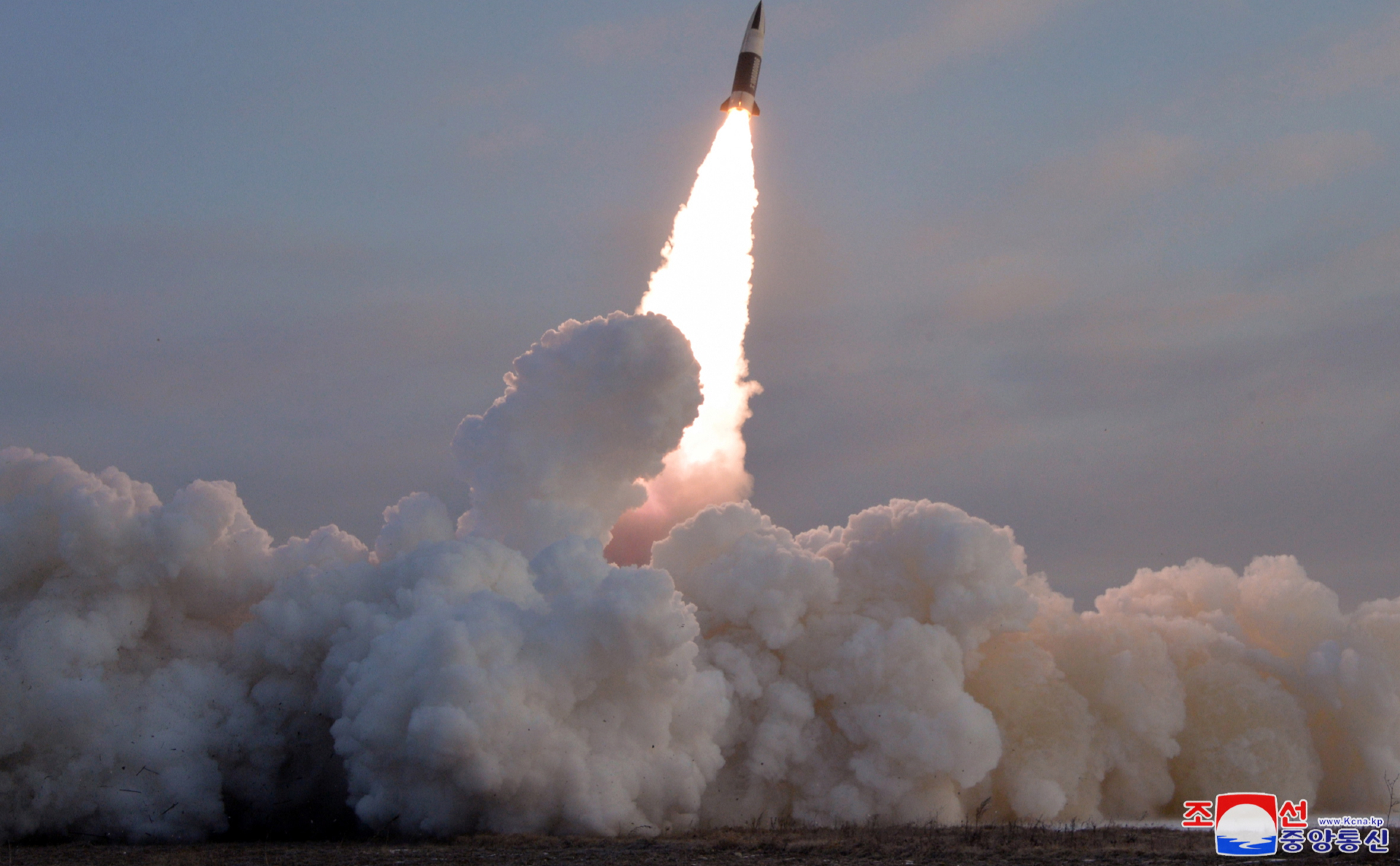 Shimoliy Koreya Yapon dengiziga ballistik raketa uchirdi
