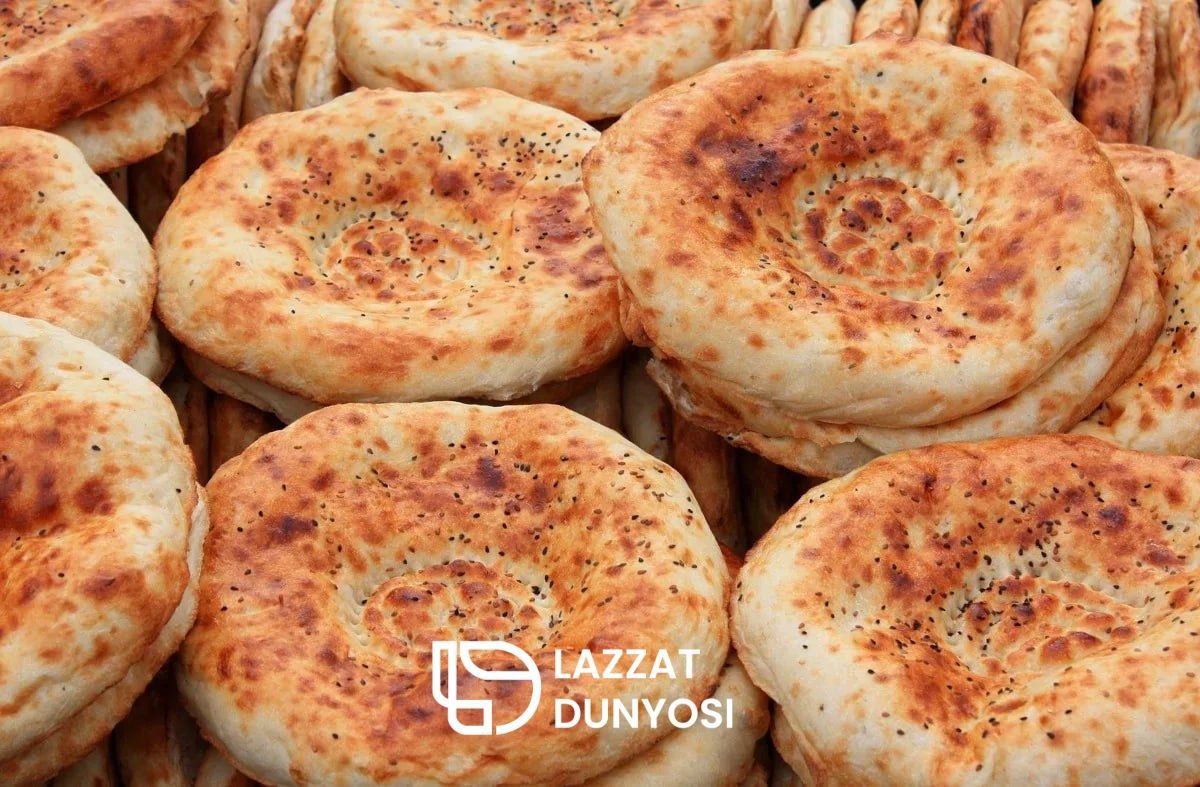🥯 This bread, known as "Baker's bread", is a traditional Uzbek bread. This bread, sprinkled with black cumin and sesame seeds, has its own flavor when it comes out of the oven and is served warm with cream and butter😇