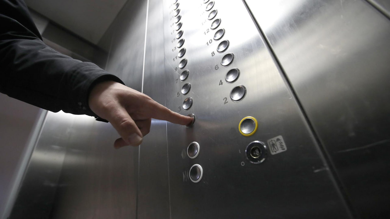 Toshkentda ichida 11 kishi bo‘lgan lift pastga tezlik bilan tushib ketdi — video