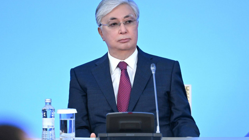 The President congratulated civil servants and policemen