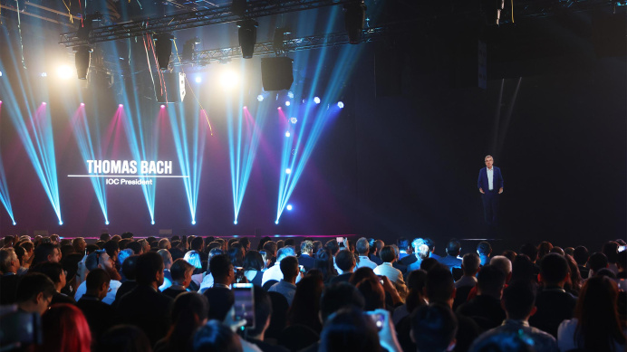 The head of the IOC appeared in the form of a hologram at the opening of the Olympic Esports Week
