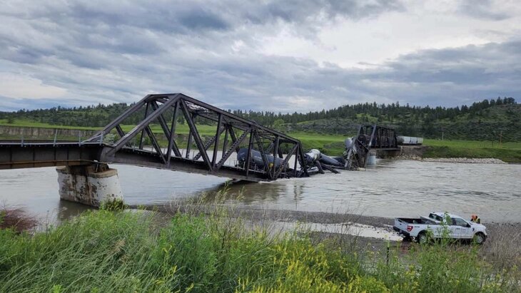 As a result of a railway accident in the USA, wagons loaded with oil products fell into the river