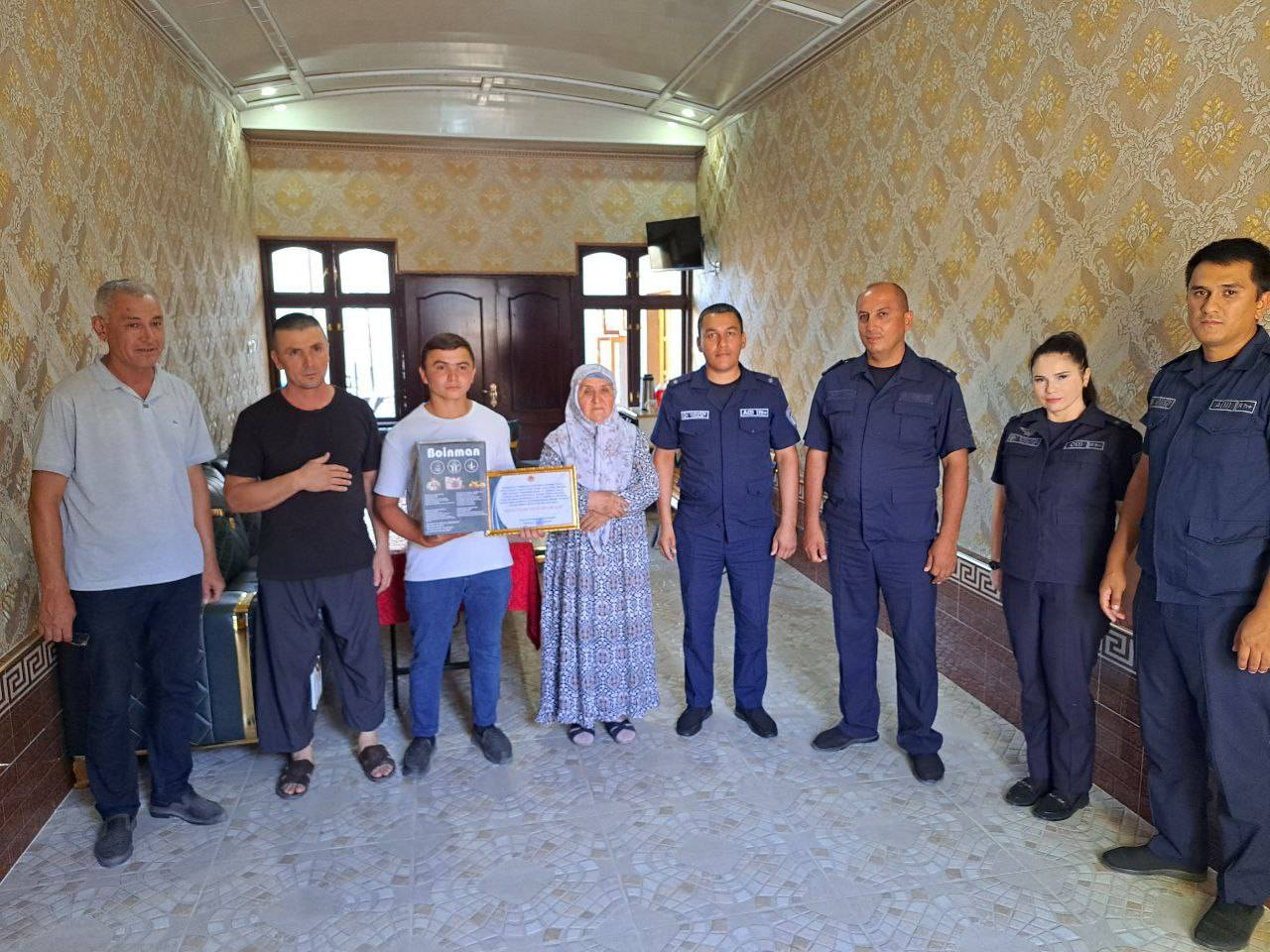 Toshkent viloyatida ariqda oqqan ikki yoshli qizchani qutqargan 18 yoshli yigitga noutbuk sovgʼa qilindi