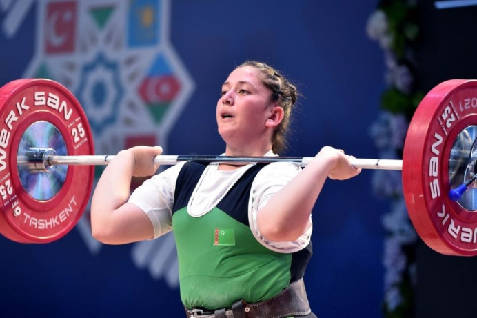 Turkmen weightlifters win five medals at the championship in Uzbekistan