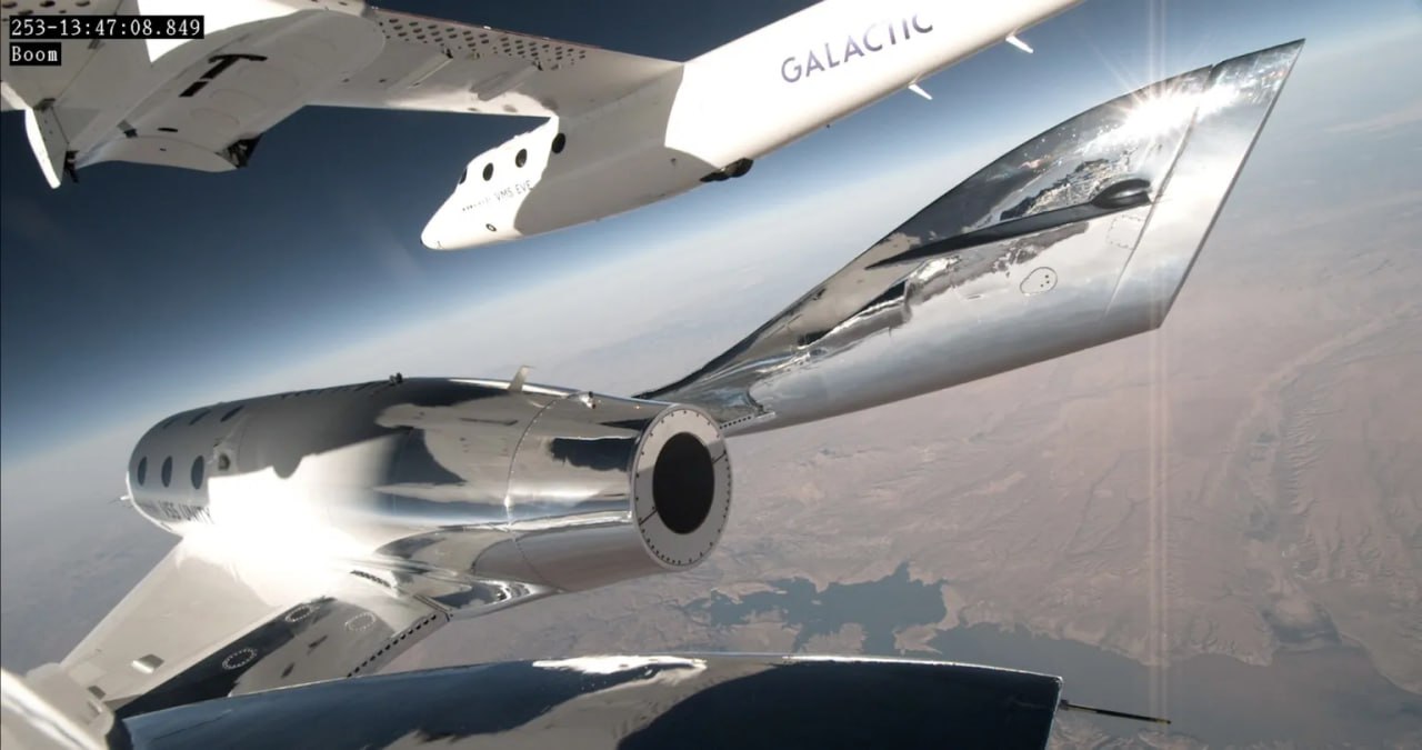 Virgin Galactic's space plane has made its first commercial suborbital flight