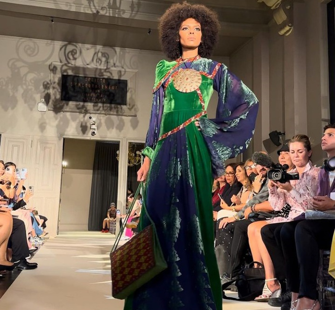 The collection of the Turkmen fashion house SENNUR conquered the Parisian public at the Oriental fashion show