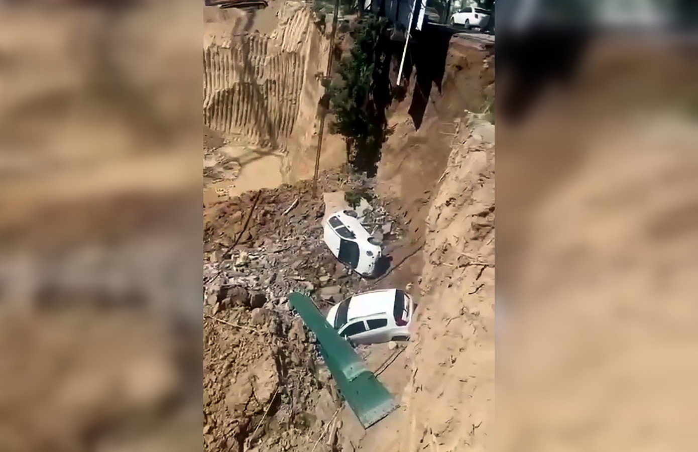 In Tashkent, cars fell into the pit of a house under construction