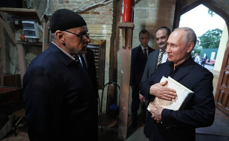 In Lebanon, billboards appeared with the image of Putin holding the Quran in his hands