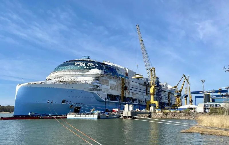 A liner 5 times bigger than "Titanic" was lowered into the sea. He is ready to travel