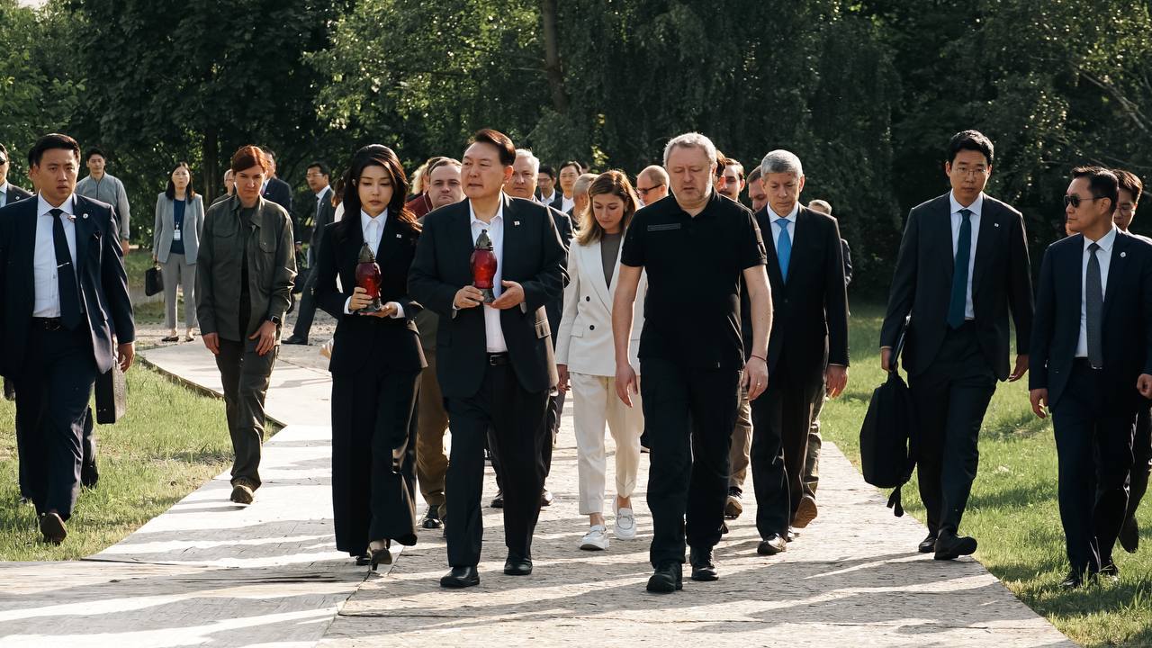The president of South Korea unexpectedly arrived in Ukraine. He visited Bucha