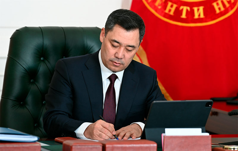 Sadir Japarov signed the law on the transfer of civil servants and bodies to the Kyrgyz language