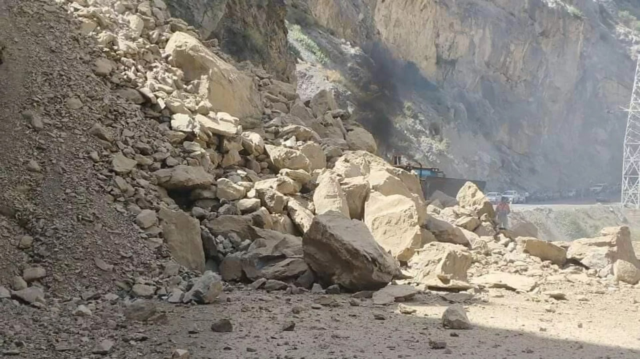 Dushanbe-Chanak highway blocked due to serious rockfall