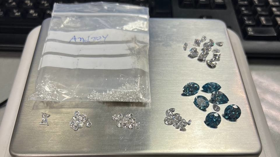 Vnukovo aeroportida O‘zbekistonlik erkakning ichki ishtonidan 60 dan ortiq olmos topildi