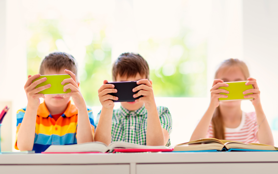 Children between the ages of 8 and 15 are prohibited from using a smartphone for more than 1 hour
