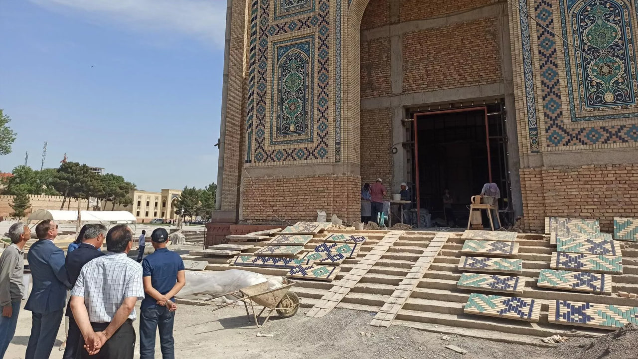 Khujand fortress is being restored by 30 craftsmen from Samarkand