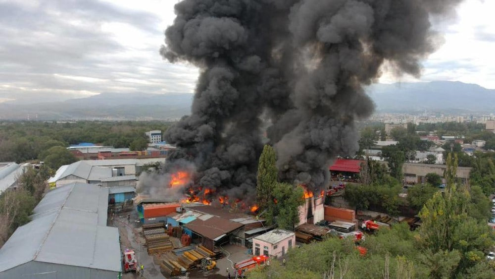 A big fire broke out in a market warehouse in Almaty