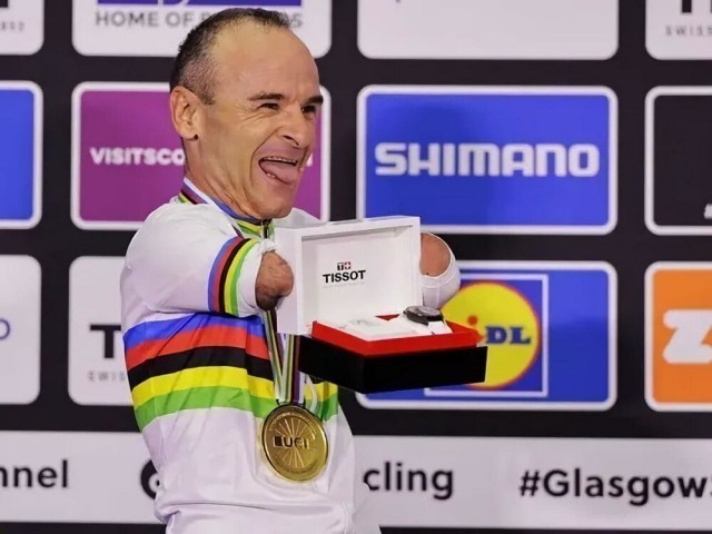 Wristwatch was presented to an athlete without arms