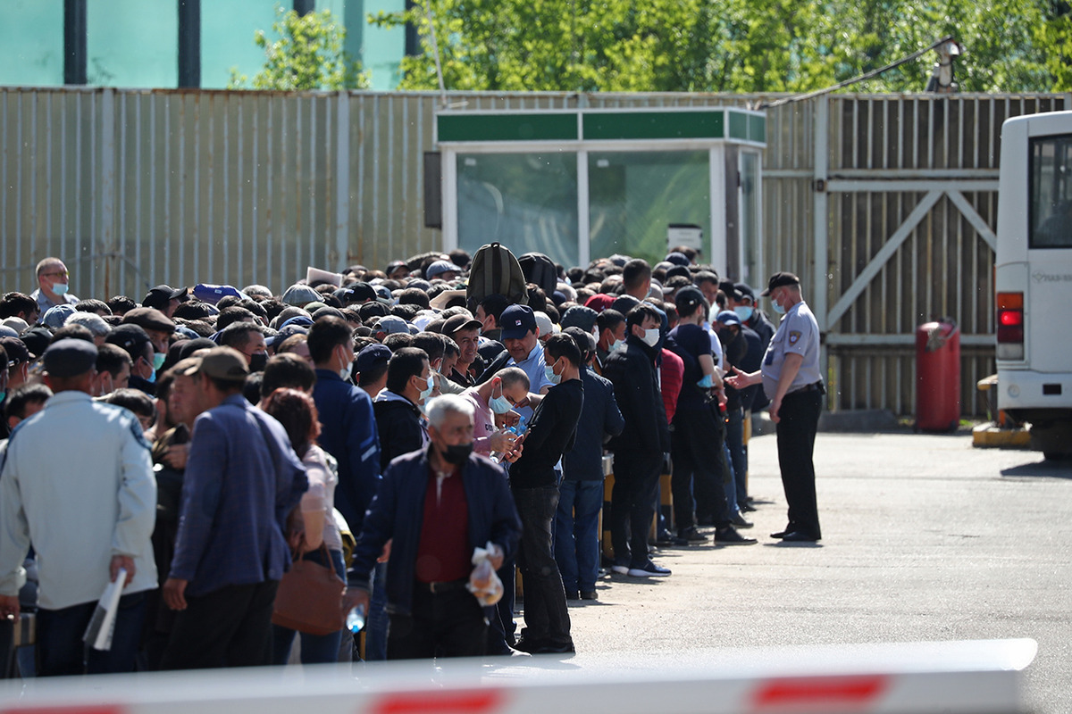 Labor migrants can leave Russia due to a decrease in the ruble exchange rate