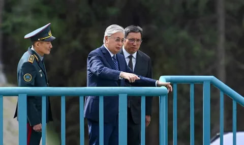 Tokayev visited the Ayusai dam, where he was shown a project on digital hydraulic posts