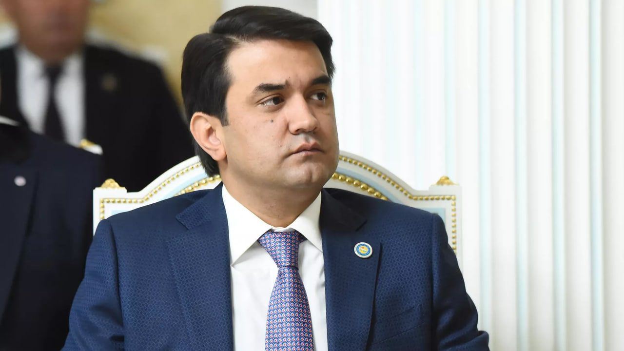 Rustam Emomali laid a wreath at the Monument of People's Heroes in Beijing