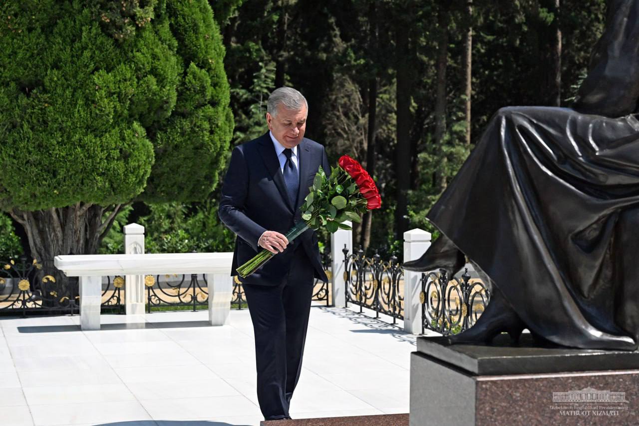 Shavkat Mirziyoyev paid tribute to Heydar Aliyev's memory by laying flowers on his grave