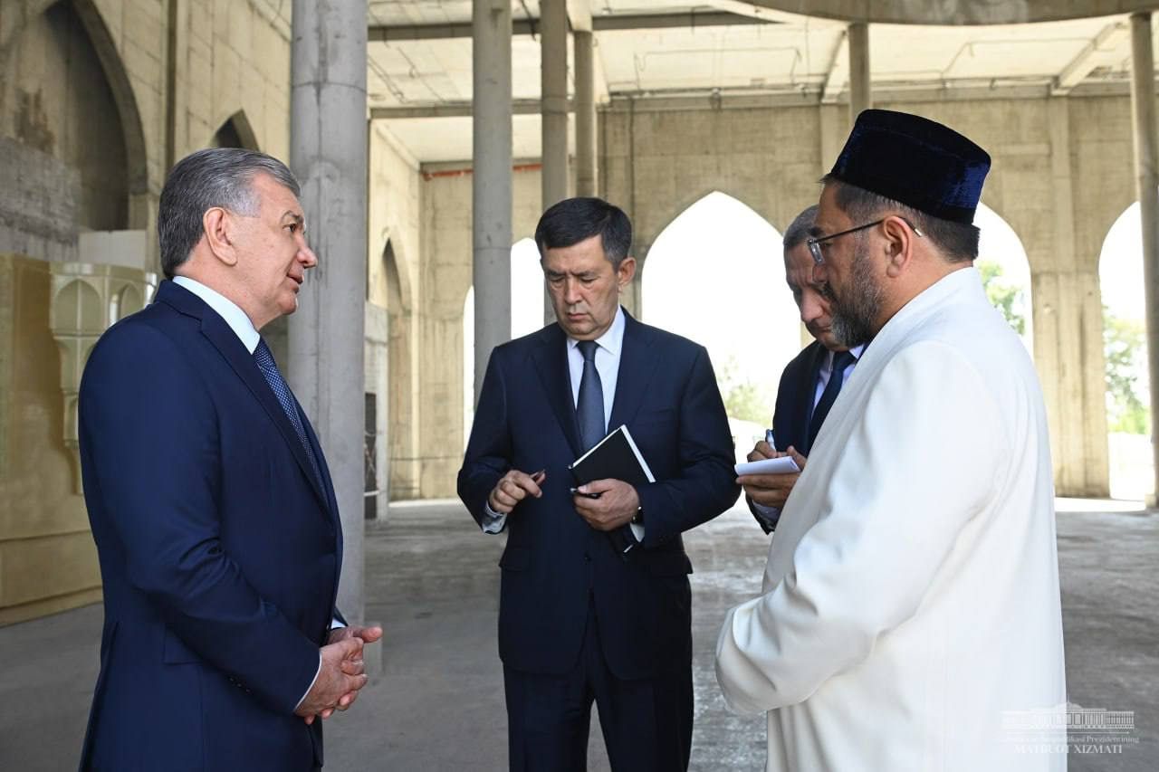 Shavkat Mirziyoyev started his visit to Samarkand by visiting the mausoleum of Imam Bukhari