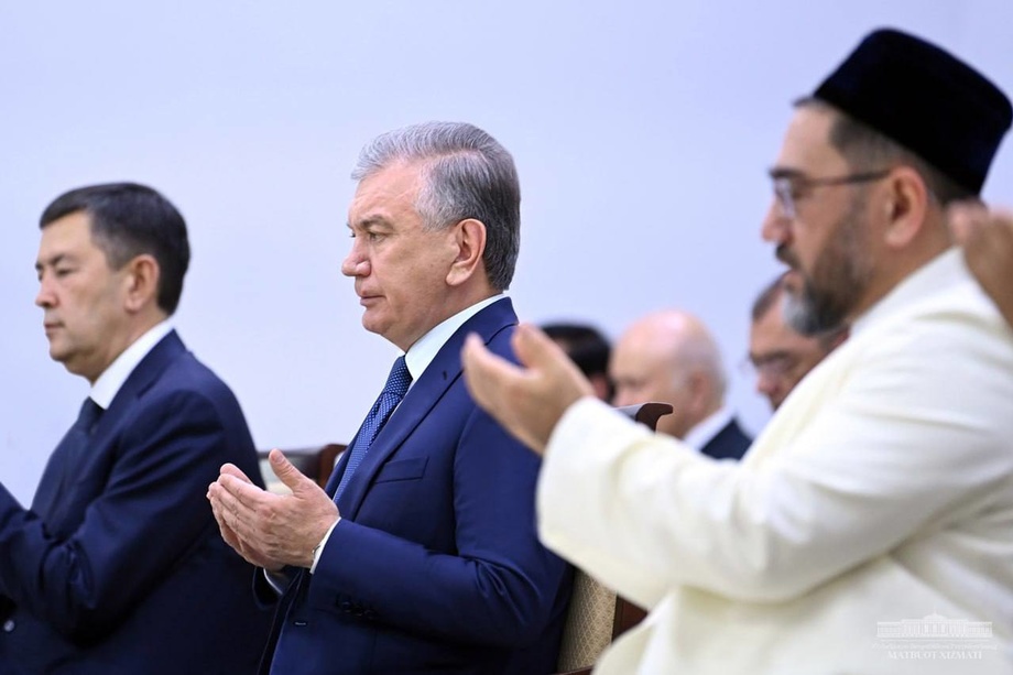Shavkat Mirziyoyev visited the mausoleum of Imam Bukhari