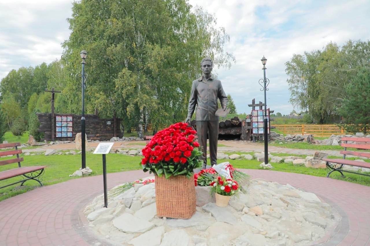 A statue of Osman Nasser was erected in Kemerovo