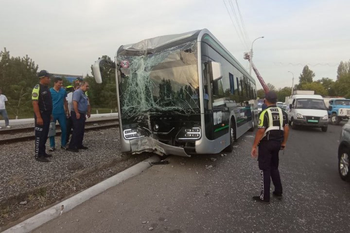Electric bus passengers injured in an accident in Tashkent