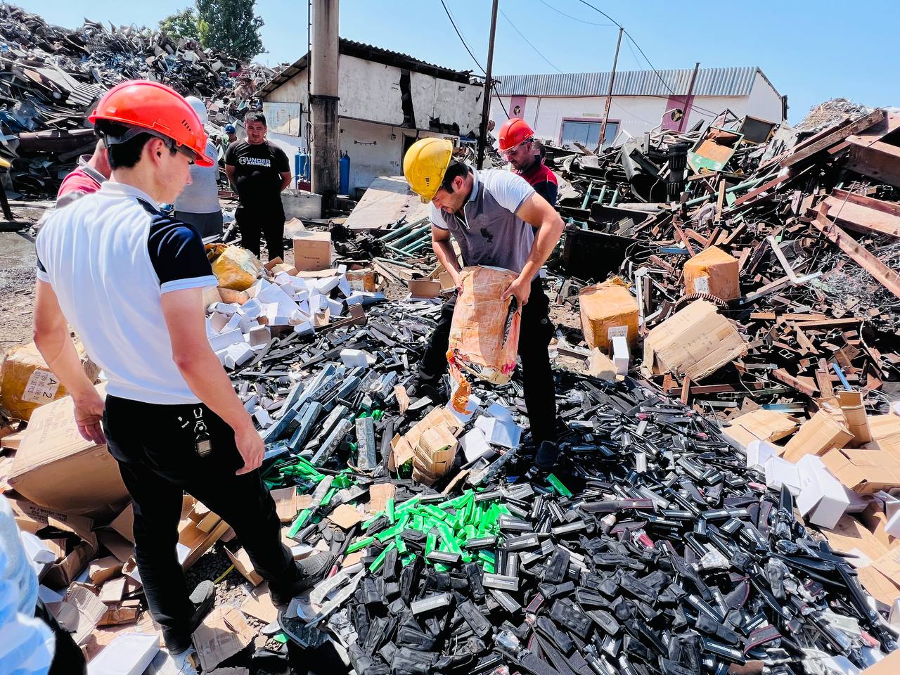 Knives and batons seized at customs were burned in Andijan