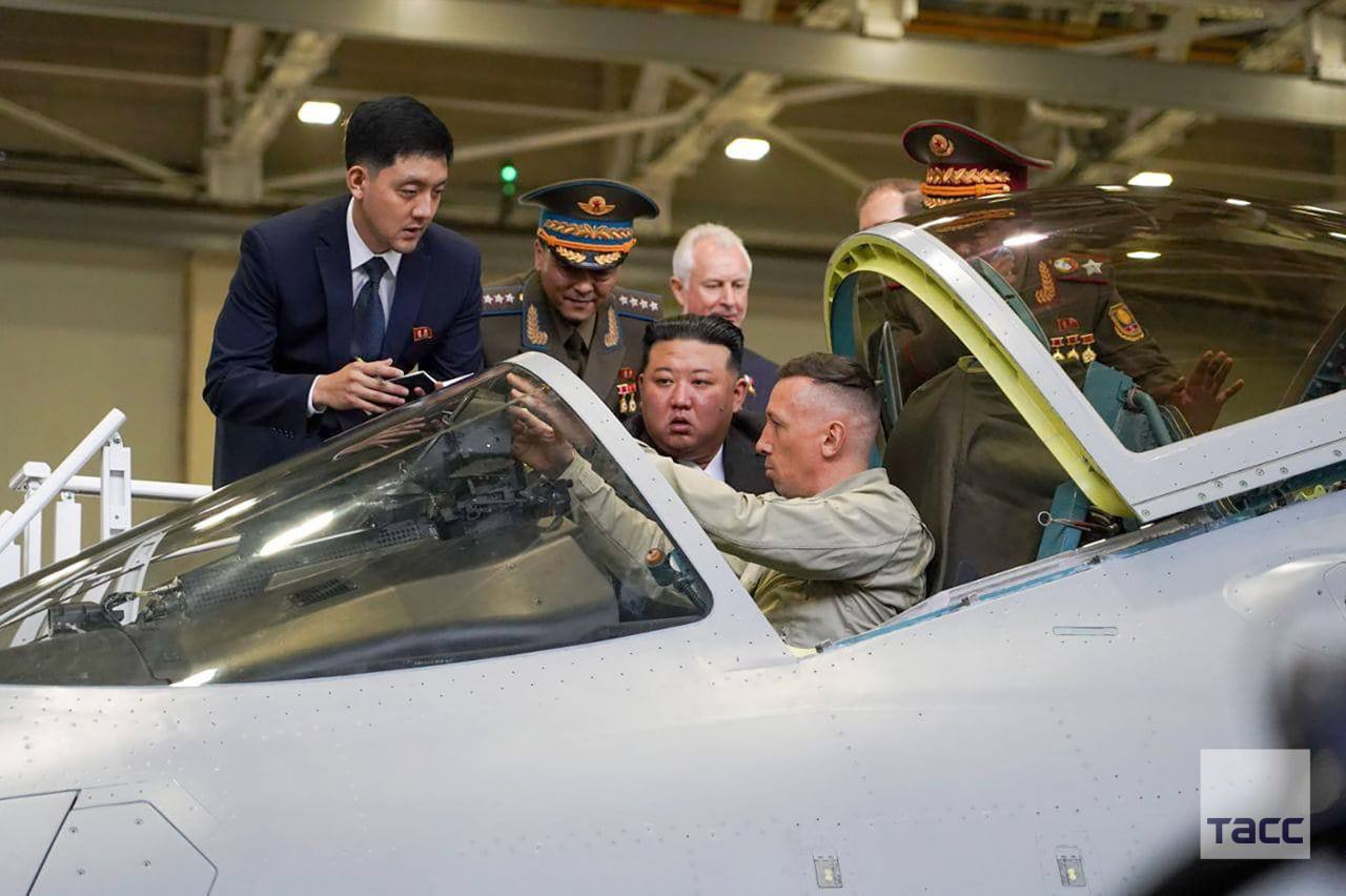 Kim Chen In inspected a plant that produces fighter aircraft in Russia