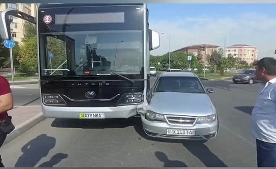 An accident involving an electric bus and a car took place in Tashkent